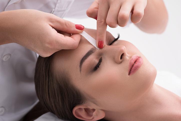 Depilación de cejas con cera